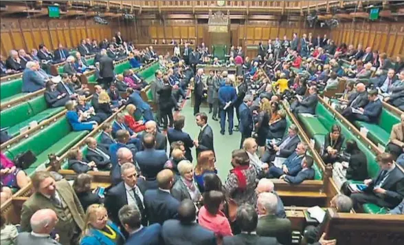  ?? -/AFP ?? Los diputados británicos regresan a sus asientos tras una pausa en el segundo debate sobre la ley del Brexit