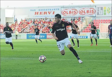  ?? FOTO: LOF ?? Juan Antonio Delgado Se vació en el campo hasta que fue sustituido por el técnico Vicente Moreno en la segunda mitad en El Alcoraz