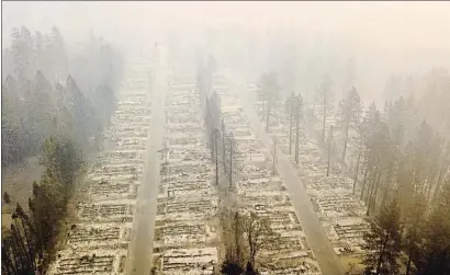  ?? JOSH EDELSON / AFP ?? Vista de un barrio residencia­l totalmente destruido por las llamas en la población de Paradise