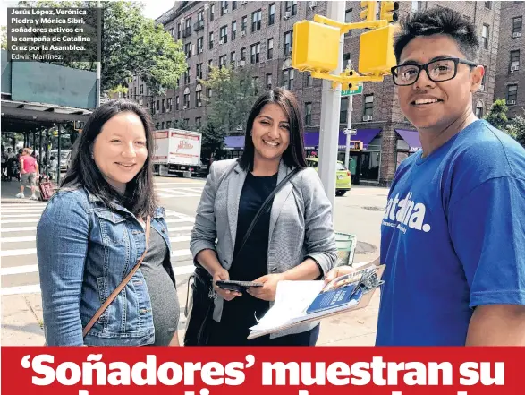  ??  ?? Jesús López, Verónica Piedra y Mónica Sibri, soñadores activos en la campaña de Catalina Cruz por la Asamblea.