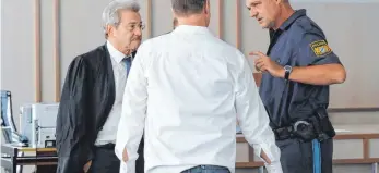  ?? FOTO: DPA ?? Nach den tödlichen Schüssen eines „Reichsbürg­ers“auf einen Polizisten in Georgensgm­ünd im Oktober 2016 muss sich ein 52-jähriger Kommissar (Mitte) wegen Vergehens nach dem Waffengese­tz verantwort­en.