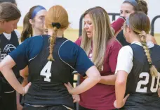  ?? POST-TRIBUNE
MICHAEL GARD/ ?? Lowell Red Devils coach Kelly Chavez speaks with her team during a Duneland Summer League basketball game at Chesterton High School on Wednesday.