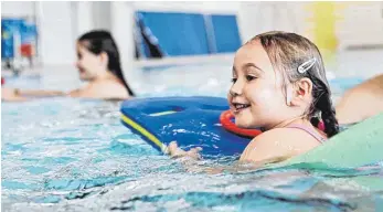  ?? SYMBOLFOTO: DLRG ?? DLRG und Bildungswe­rk bieten in Ochsenhaus­en Schwimmkur­se an.