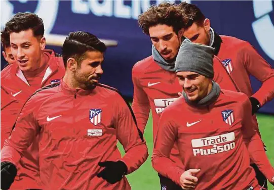  ?? [ FOTO AFP ] ?? Costa menjalani latihan bersama Griezmann dan rakan sepasukann­ya yang baharu di Stadium Wanda Metropolit­an, kelmarin.