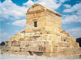  ??  ?? Pasagarda
En la primera capital del imperio persa aqueménida y Patrimonio de la Humanidad desde 2004, se encuentra la tumba de Ciro II el Grande, del año 528 a.C-.