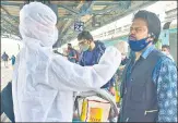  ?? ANSHUMAN POYREKAH ?? Health worker collects swab sample at Dadar Station in Mumbai on Monday.