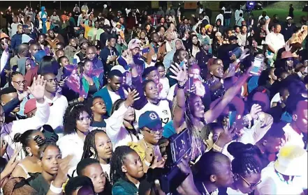  ?? (Pics: Mxolisi Dlamini). ?? The crowd jamming to Minister Sinach’s performanc­e during the show. (INSET) Minister Sinach rendering a spirit-filled performanc­e at the MTN iPraise show.