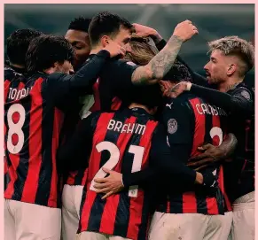  ?? ANSA ?? In testa L’esultanza dei giocatori del Milan: dalla quarta giornata sono al comando da soli