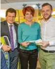  ?? Foto: Büro Winter ?? Im Bild von links: Stimmkreis­abgeordnet­er Georg Winter, Bürgermeis­terin Katja Müller und Bastian Goßner von Agilis beim Einstieg in den Zug in Lauingen.