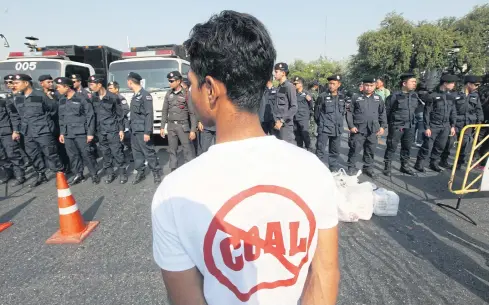  ?? THITI WANNAMONTH­A ?? Officials round up leaders of an anti-coal protest in front of Government House on Sunday.