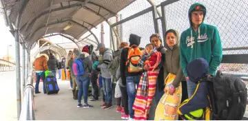  ?? — AFP photo ?? Cuban and Central American migrants queue at the Paso del Norte Internatio­nal Bridge in Ciudad Juarez, Chihuahua State, Mexico, to cross the border and request political asylum in the United States.