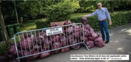  ?? Foto SVEN DILLEN ?? Buurtbewon­er Tony Klinkers bij de berg niet opgehaalde vuilniszak­ken. “Sinds donderdag liggen ze hier al.”