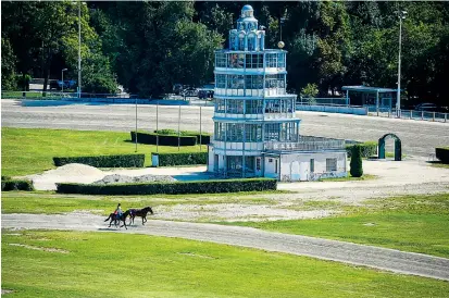  ??  ?? Teile der Trabrennba­hn in der Wiener Krieau sind denkmalges­chützt. Neben den Tribünen ist es auch der Zielrichte­rturm. Er wurde 1919 errichtet.