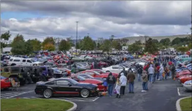  ?? CARL HESS — FOR DIGITAL FIRST MEDIA ?? Participan­ts and spectators were bundled-up for the car show but many kids came with their Halloween buckets and bags to gather candy and other goodies at the “Truck and Treat” event.