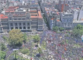  ?? / AP ?? Los manifestan­tes argentinos ayer ante la sede del Poder Judicial.
