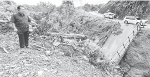  ?? ?? TURUN PADANG: Nanta meninjau lokasi Jambatan Nanga Tisa di Sungai Yong, Kapit yang runtuh pada 4 Mac lepas.