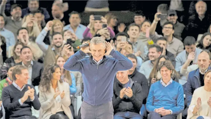  ?? MARIO QUINTEROS ?? Como Riquelme. En el escenario del microestad­io de Ferro, Macri hace el gesto del Topo Gigio, un clásico del ídolo de Boca. Detrás, Santilli, Larreta y Lousteau.