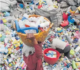  ??  ?? En Kenia se hacen esfuerzos por aumentar el reciclaje para reducir emisiones.