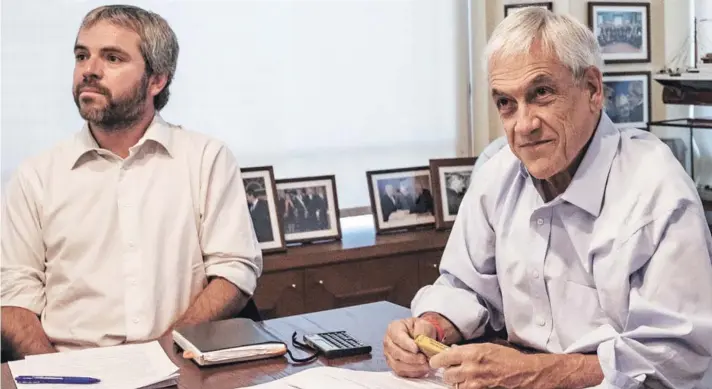  ??  ?? ► Gonzalo Blumel, coordinado­r programáti­co, junto al presidente electo, Sebastián Piñera.