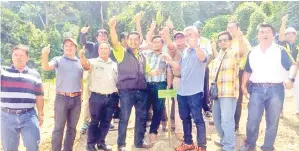  ??  ?? VICTOR bersama para pengurus ladang, pengurus kilang dan kakitangan Ladang Sg Pin serta semua yang terlibat merakam gambar selepas program tanam pokok berkenaan.