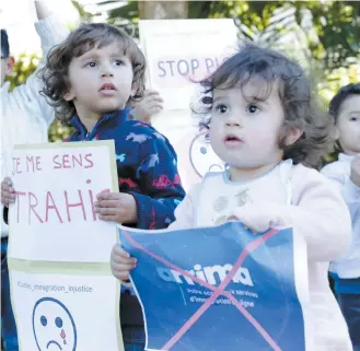  ?? PHOTO COURTOISIE ?? De jeunes enfants parmi les manifestan­ts à Rabat, au Maroc, devant l’ambassade du Canada, contre le projet de loi 9 sur l’immigratio­n.