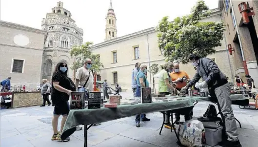  ?? ÁNGEL DE CASTRO ?? El mercado de antigüedad­es de San Bruno inició su actividad con 16 puestos frente a los 69 que habitualme­nte lo conforman.