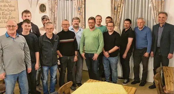  ?? Foto: Klaus Peter Aurnhammer ?? Bei der Gründungsv­ersammlung der Genossensc­haft: (von links) Peter Felber, Marc Uffinger, Rainer Färber, Heiko Schneid, Adolf Sandner, Albert Hasmiller, Max Riedl, Lothar Behringer, Helmut Färber, Andreas Seefried (verdeckt), Roland Hönle, Alexander Dürr, Willi Kupies und Markus Deffner.