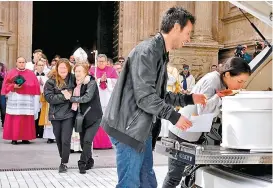  ??  ?? Los padres del pequeño lo despidiero­n ayer en la catedral de Almería.