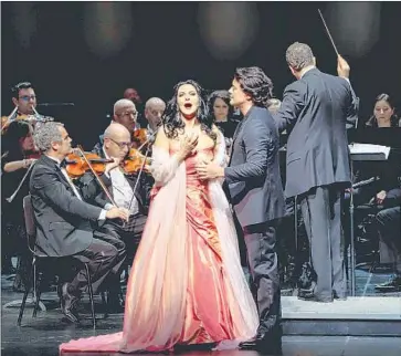  ?? Ben Gibbs ?? ANGELA Gheorghiu and Vittorio Grigolo get into the performanc­e during recital at the Broad Stage.