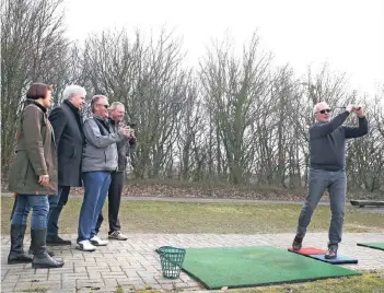  ?? FOTO: DETLEF ILGNER ?? Stadtsport­bund-Präsident Wolfgang Rombey hat den Schwung beim Golf raus.