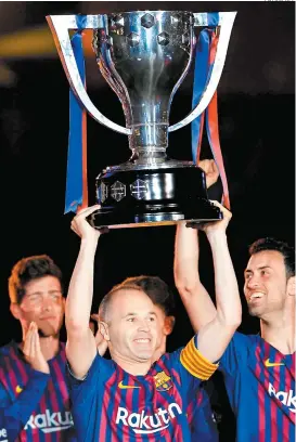  ??  ?? Iniesta, con su última copa como capitán del Barcelona