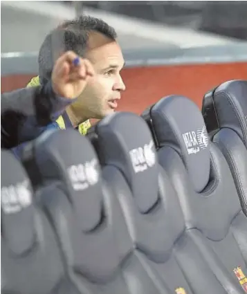  ??  ?? Puyol y Iniesta, en el banquillo cuando el defensa jugaba en el Barcelona