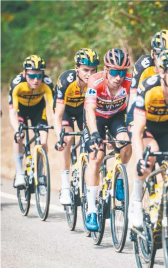  ?? / Jumbo Visma ?? Roglic, como siempre, ultraprote­gido por su equipo.