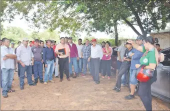  ??  ?? El grupo de dirigentes del movimiento Colorado Añetete del departamen­to de Caazapá se manifestó ayer frente a la sede de la VI Región Sanitaria.