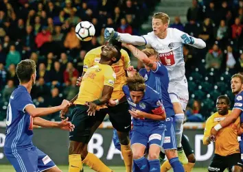  ?? KEYSTONE ?? Luzern-Goalie Jonas Omlin kann den Ball vor YB-Spieler Sékou Sanogo wegfausten.