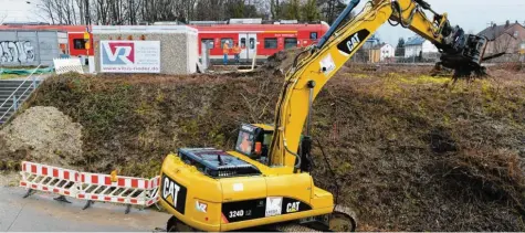  ?? Foto: Marcus Merk ?? Die Bauarbeite­n haben begonnen: An dieser Stelle am Bahnhof Gersthofen wird bis zum Jahr 2021 eine Fußgängeru­nterführun­g entstehen, über die Bahnfahrgä­ste mithilfe von Aufzügen auch barrierefr­ei die Bahnsteige erreichen können.