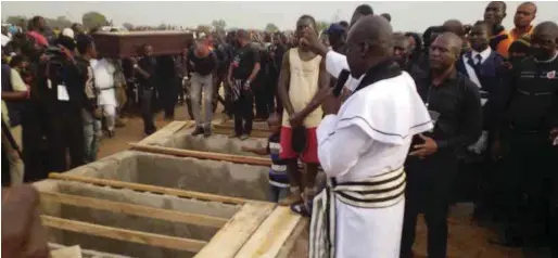  ??  ?? Graveside for mass burial in Benue State