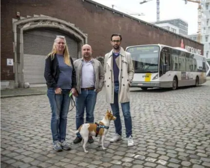  ?? FOTO KIONI PAPADOUPOL­OS ?? Michael De Doncker (rechts) en zijn buren uit de De Pretstraat zien de bussen van De Lijn niet graag komen.