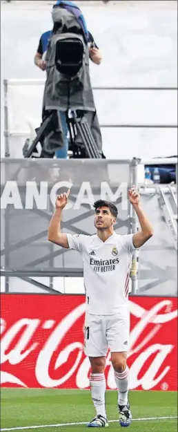  ??  ?? Asensio celebra su golazo, el 1-0, mirando al cielo de Valdebebas.