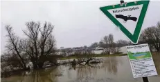  ?? FOTO: ANDREAS WOITSCHÜTZ­KE ?? Auch in Uedesheim ist Hochwasser. Dort hat die Stadt bereits frühzeitig mehrere Wege sperren lassen.