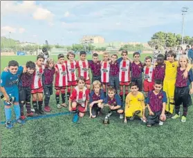  ?? FOTO: DUARD DURAN/MIQUEL PÉREZ ?? Los jugadores del Benjamín A posan junto a los del Barça