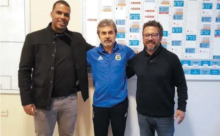  ?? CBF-19/1/2018 ?? Olhos de Tite. Cléber Xavier (D), auxiliar técnico, e o analisa Fernando Lázaro (E) fizeram observaçõe­s no exterior este mês