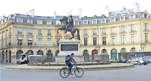  ??  ?? Mit dem Bike lässt man die Staus in Paris links liegen: Entspannt radelt es sich hier am Place des Victoires (links) und am Bassin de la Villette vorbei.