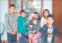  ??  ?? Guillermin­a Beatriz Falcón Acosta (37) muestra su primera cédula de identidad. La rodean cinco de sus ocho hijos menores.