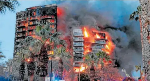  ?? // ABC ?? Imágenes impactante­s del terrible incendio que se produjo en Valencia en el mes de febrero