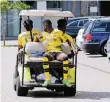  ?? FOTO: REUTERS ?? Nach dem Teamfoto: Dembélé und Aubameyang