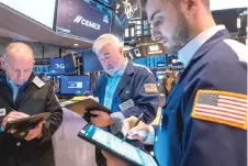  ?? ?? Traders work on the floor of the New York Stock Exchange.