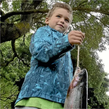  ?? PHOTO: WARWICK SMITH/STUFF ?? Flynn Pocock, 5, proudly shows off his catch of the day.