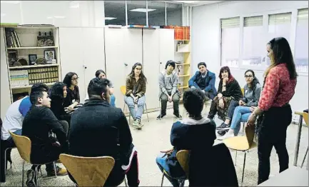  ?? FEDE CEDÓ ?? Una reunión del grupo de jóvenes del proyecto Vitamina en Santa Coloma de Gramenet