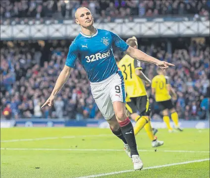  ??  ?? celebra el primer gol del Glasgow Rangers en competició­n europea desde 2011